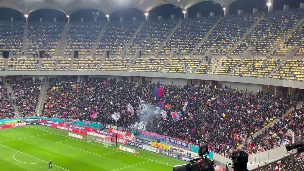Atmosferă superbă la FCSB - Petrolul Ploiești! Fanii vicecampioanei au aruncat cu materiale pirotehnice în debutul meciului_3