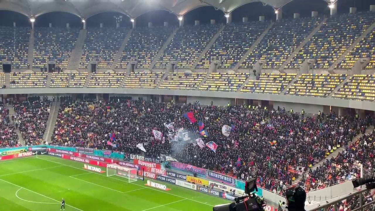 Atmosferă superbă la FCSB - Petrolul Ploiești! Fanii vicecampioanei au aruncat cu materiale pirotehnice în debutul meciului_4
