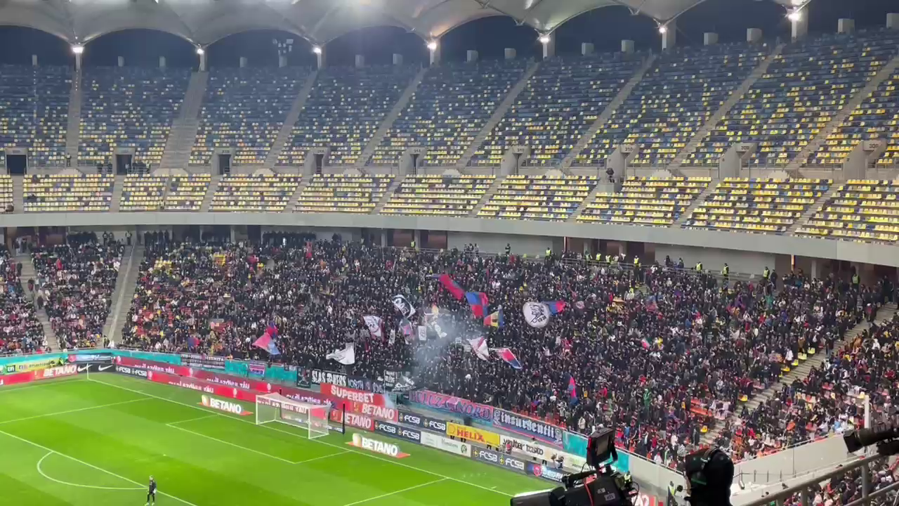 Atmosferă superbă la FCSB - Petrolul Ploiești! Fanii vicecampioanei au aruncat cu materiale pirotehnice în debutul meciului_5