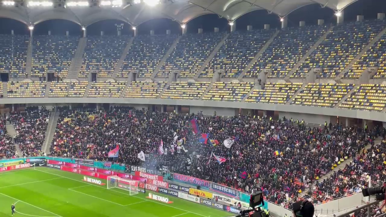 Atmosferă superbă la FCSB - Petrolul Ploiești! Fanii vicecampioanei au aruncat cu materiale pirotehnice în debutul meciului_6