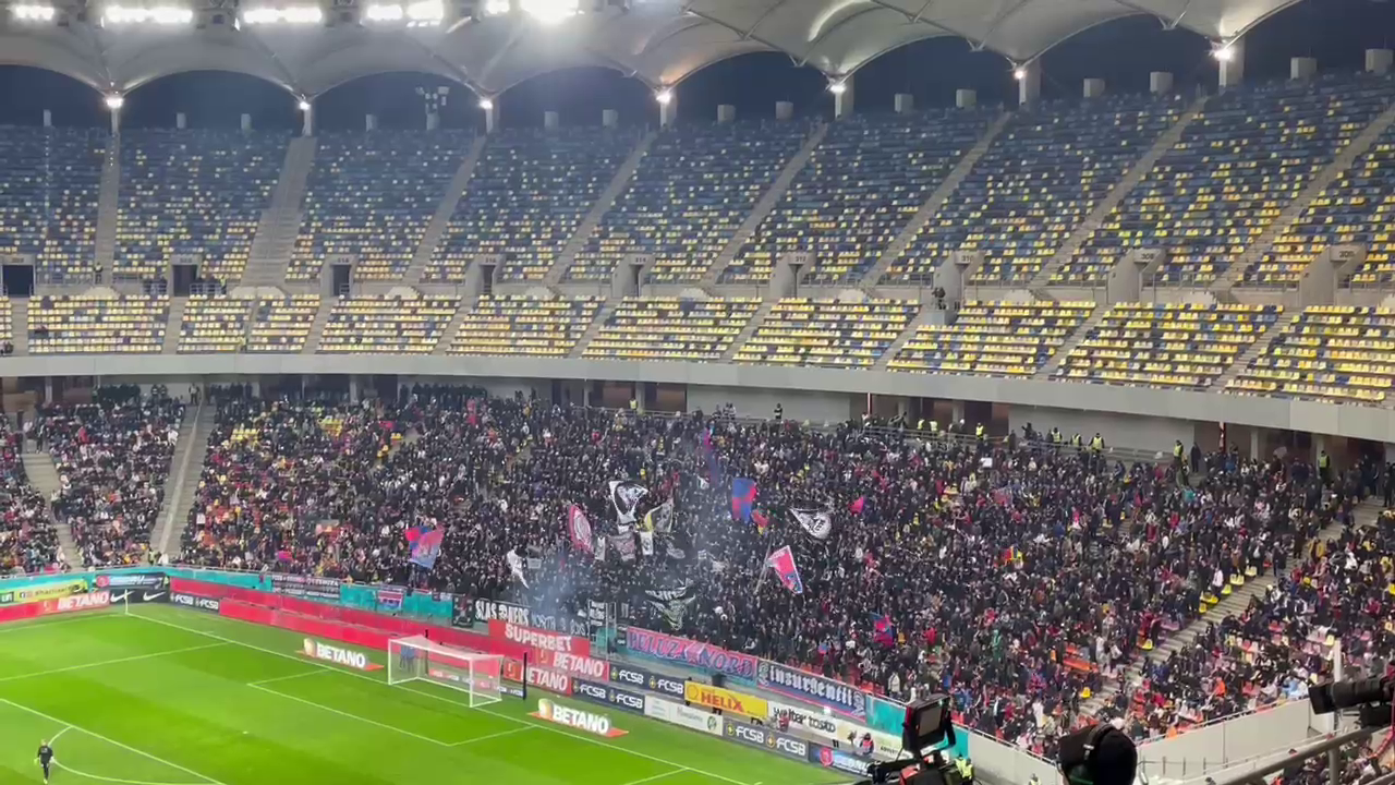 Atmosferă superbă la FCSB - Petrolul Ploiești! Fanii vicecampioanei au aruncat cu materiale pirotehnice în debutul meciului_7