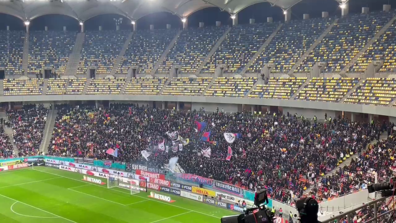Atmosferă superbă la FCSB - Petrolul Ploiești! Fanii vicecampioanei au aruncat cu materiale pirotehnice în debutul meciului_9