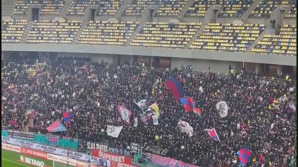 Atmosferă superbă la FCSB - Petrolul Ploiești! Fanii vicecampioanei au aruncat cu materiale pirotehnice în debutul meciului