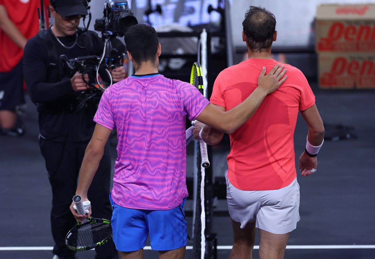 Duelul Generațiilor! Carlos Alcaraz îl depășește pe Rafa Nadal într-un meci de excepție la Las Vegas_1