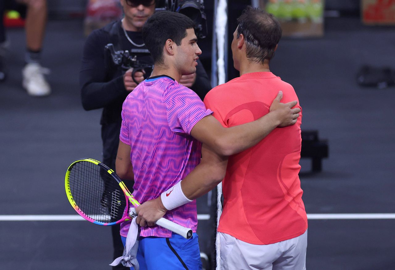 Duelul Generațiilor! Carlos Alcaraz îl depășește pe Rafa Nadal într-un meci de excepție la Las Vegas_5