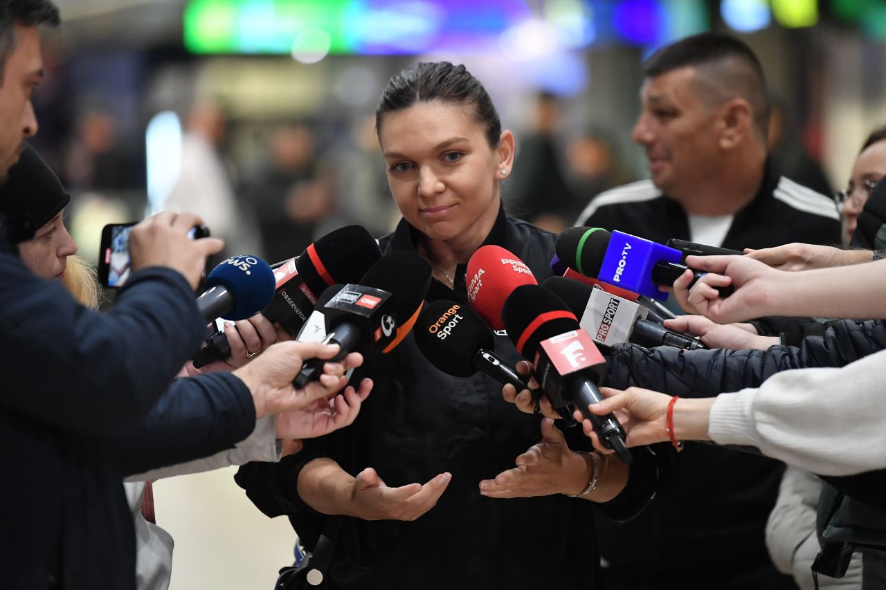 Ca pe vremuri! Fanii s-au înghesuit să facă poze cu Simona Halep în Aeroportul Otopeni _3