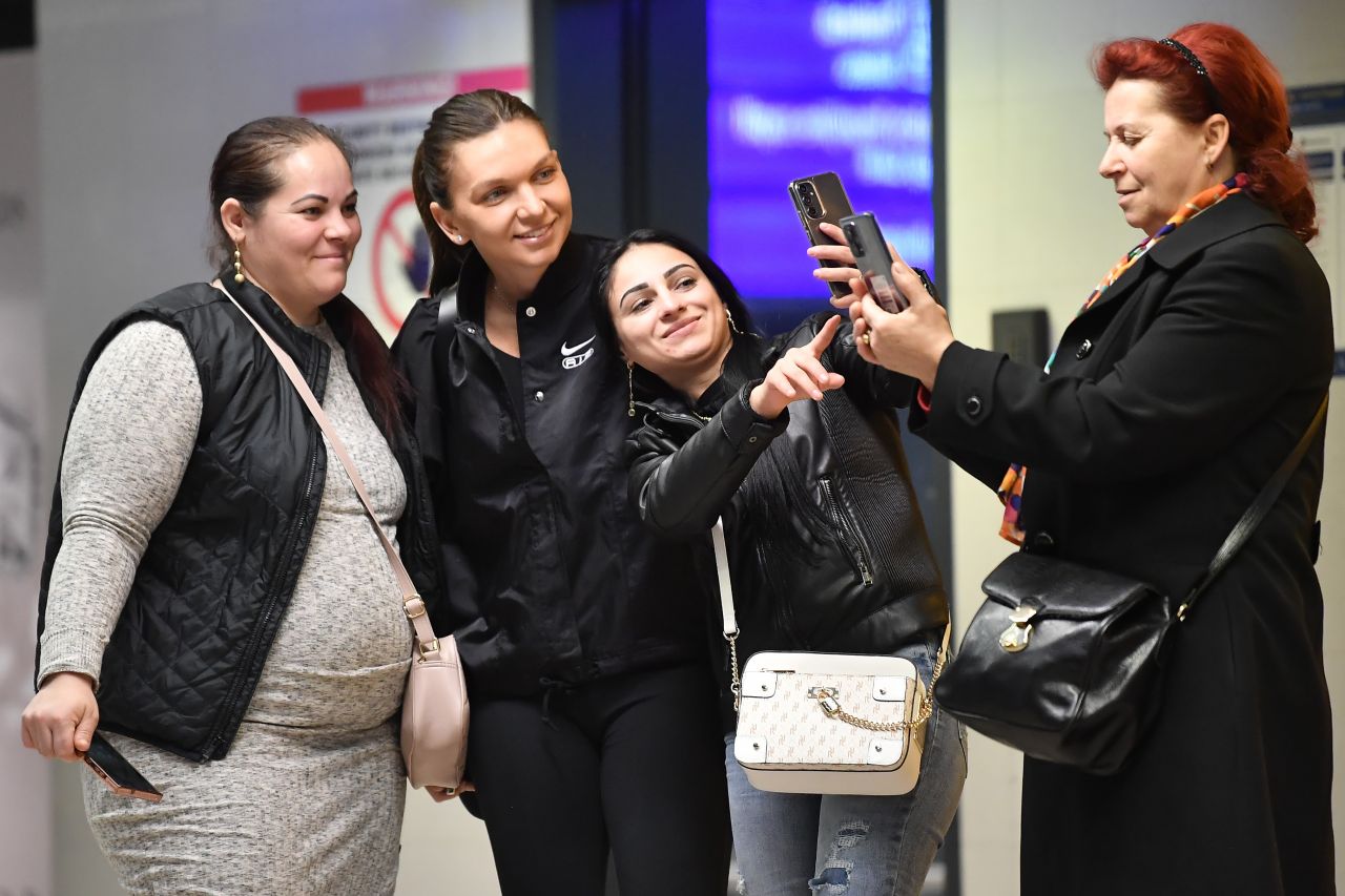 Ca pe vremuri! Fanii s-au înghesuit să facă poze cu Simona Halep în Aeroportul Otopeni _4
