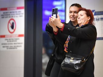 
	Ca pe vremuri! Fanii s-au înghesuit să facă poze cu Simona Halep în Aeroportul Otopeni&nbsp;
