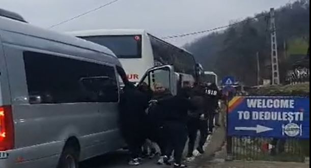 Suporterii de la UTA și U Cluj s-au întâlnit pe drum și și-au împărțit pumni! Jandarmeria a intervenit în forță_2