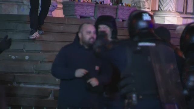 Incidente înainte de Dinamo - UTA, cu ultrașii Stelei la meci! Jandarmeria a folosit gaze lacrimogene_13