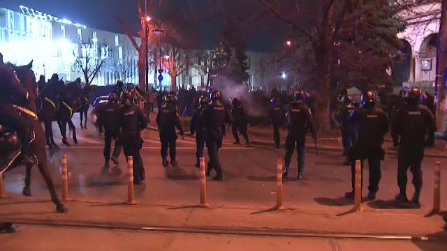 Incidente înainte de Dinamo - UTA, cu ultrașii Stelei la meci! Jandarmeria a folosit gaze lacrimogene_7