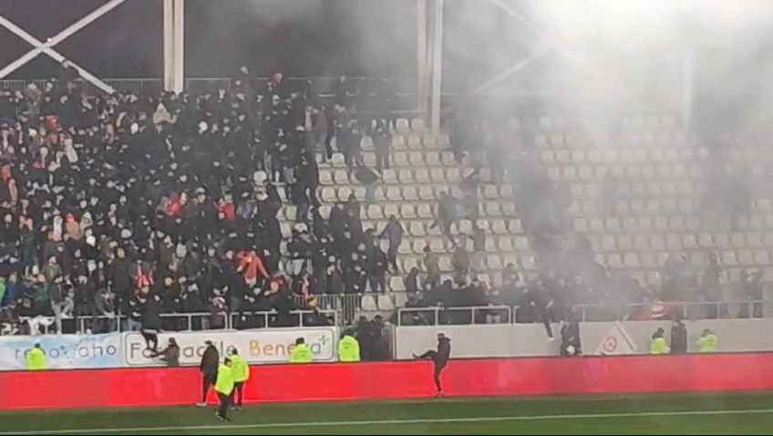 Reacția Jandarmeriei după bătaia de pe teren de la Dinamo - UTA. Ce au făcut ultrașii Stelei înainte de meci_2