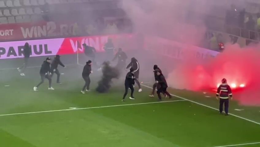 Reacția Jandarmeriei după bătaia de pe teren de la Dinamo - UTA. Ce au făcut ultrașii Stelei înainte de meci_13