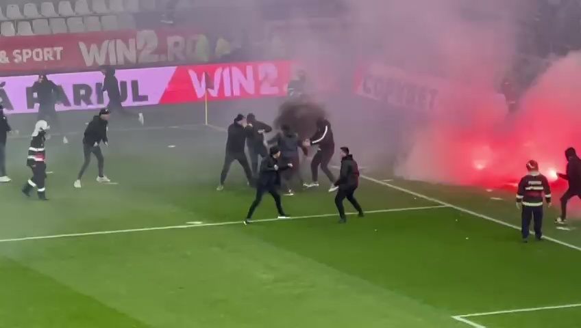 Reacția Jandarmeriei după bătaia de pe teren de la Dinamo - UTA. Ce au făcut ultrașii Stelei înainte de meci_14