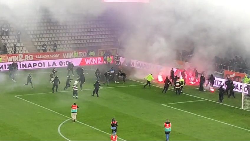Reacția Jandarmeriei după bătaia de pe teren de la Dinamo - UTA. Ce au făcut ultrașii Stelei înainte de meci_4