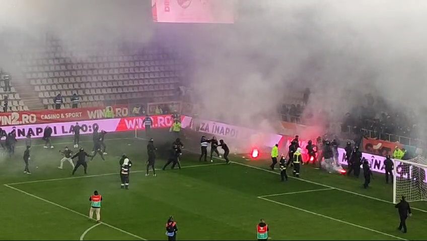 Reacția Jandarmeriei după bătaia de pe teren de la Dinamo - UTA. Ce au făcut ultrașii Stelei înainte de meci_5