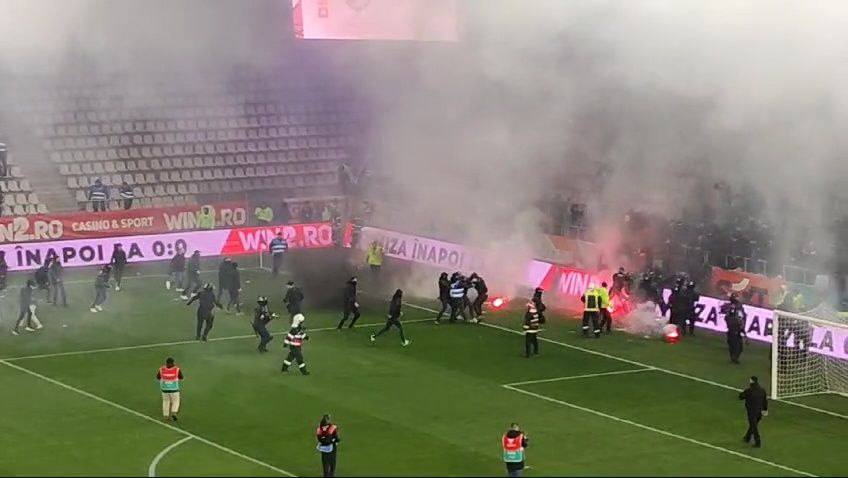 Reacția Jandarmeriei după bătaia de pe teren de la Dinamo - UTA. Ce au făcut ultrașii Stelei înainte de meci_6
