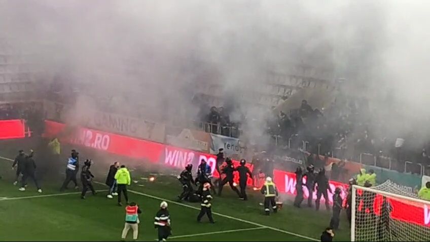 Reacția Jandarmeriei după bătaia de pe teren de la Dinamo - UTA. Ce au făcut ultrașii Stelei înainte de meci_7