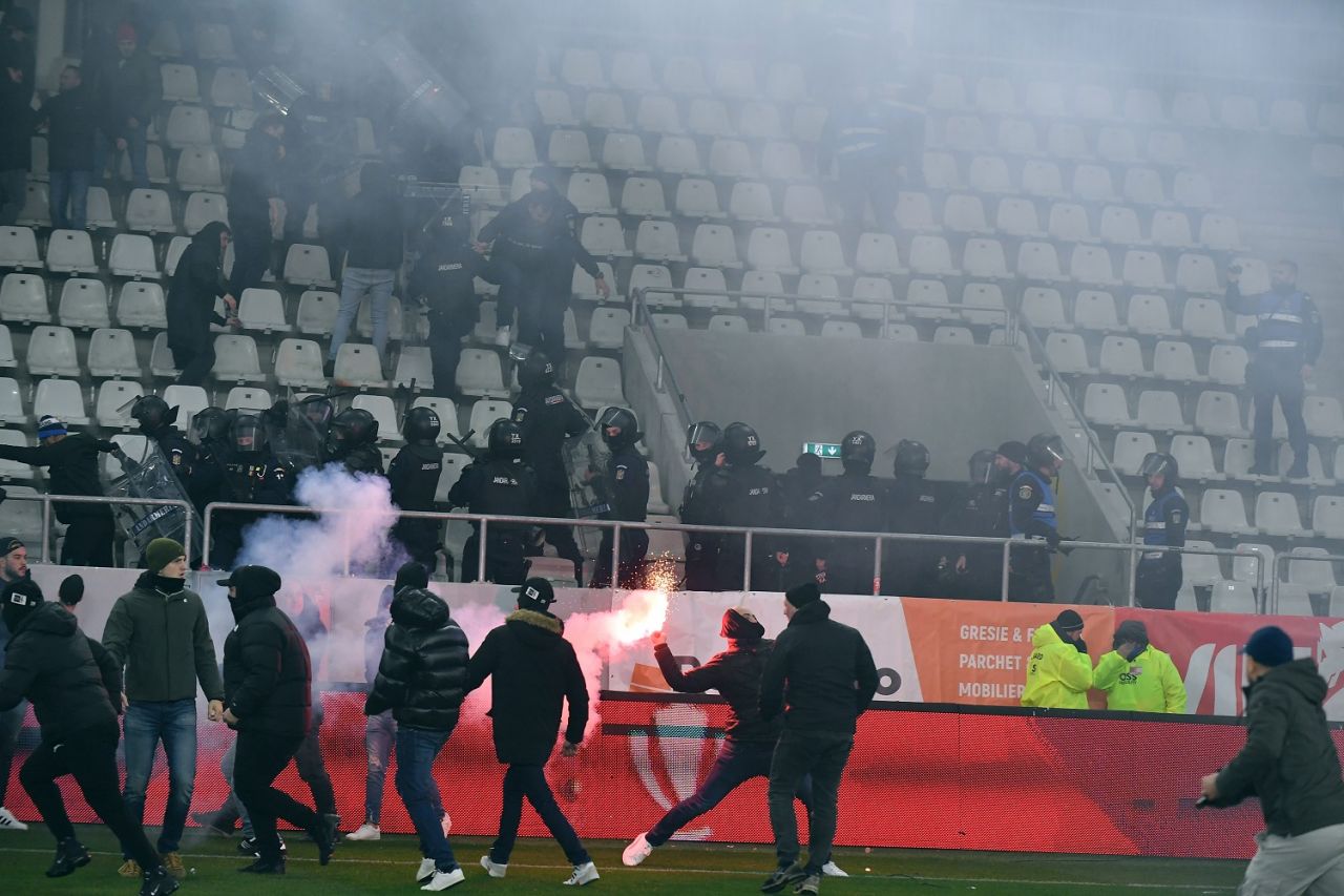 Răzvan Patriche a reacționat după ce suporterii s-au bătut chiar pe gazon, înainte de Dinamo - UTA Arad_16