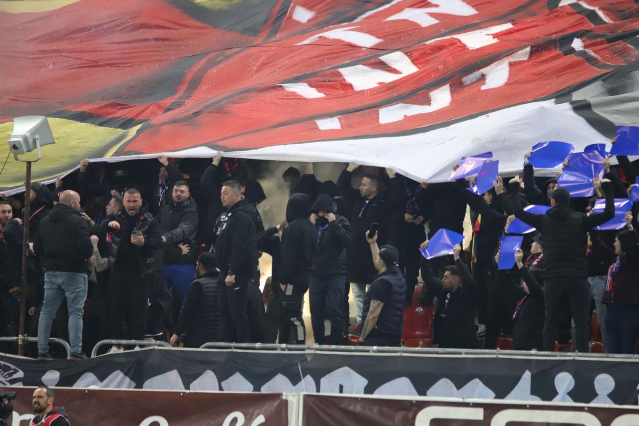 Ironii pentru galeria FCSB după derby-ul cu Rapid: "Nu i-am auzit deloc, a fost doar o pată neagră"_5