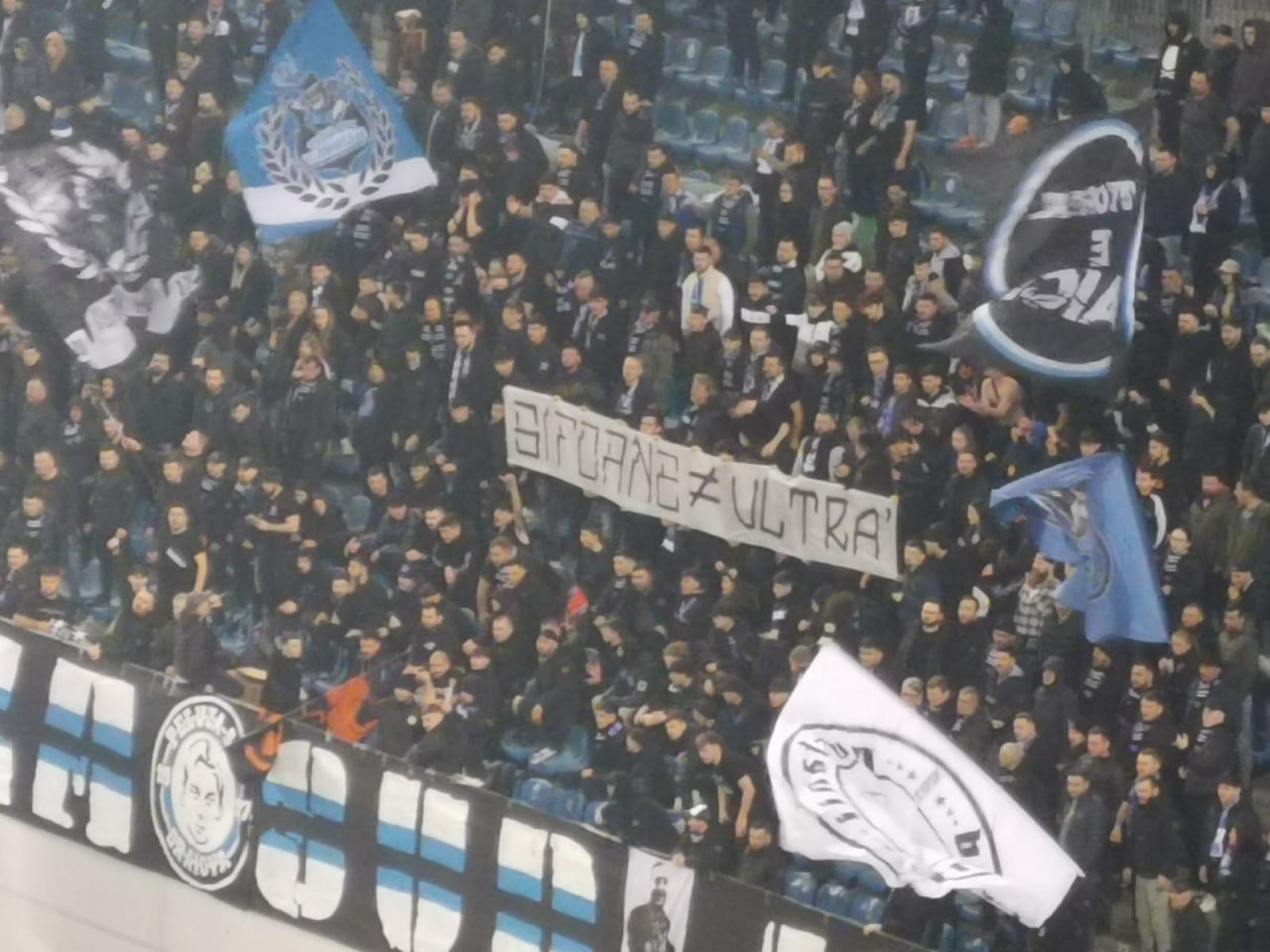 Banner după banner! Cum s-au ”înțepat” rivalii în FCU Craiova - Universitatea Craiova_1