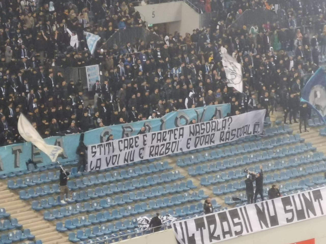 Banner după banner! Cum s-au ”înțepat” rivalii în FCU Craiova - Universitatea Craiova_2