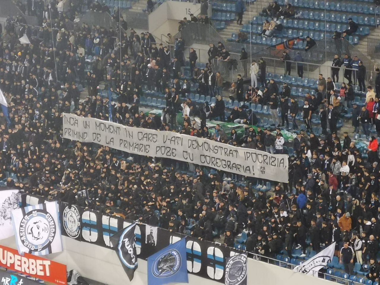 Banner după banner! Cum s-au ”înțepat” rivalii în FCU Craiova - Universitatea Craiova_11