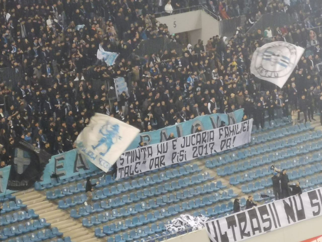 Banner după banner! Cum s-au ”înțepat” rivalii în FCU Craiova - Universitatea Craiova_13