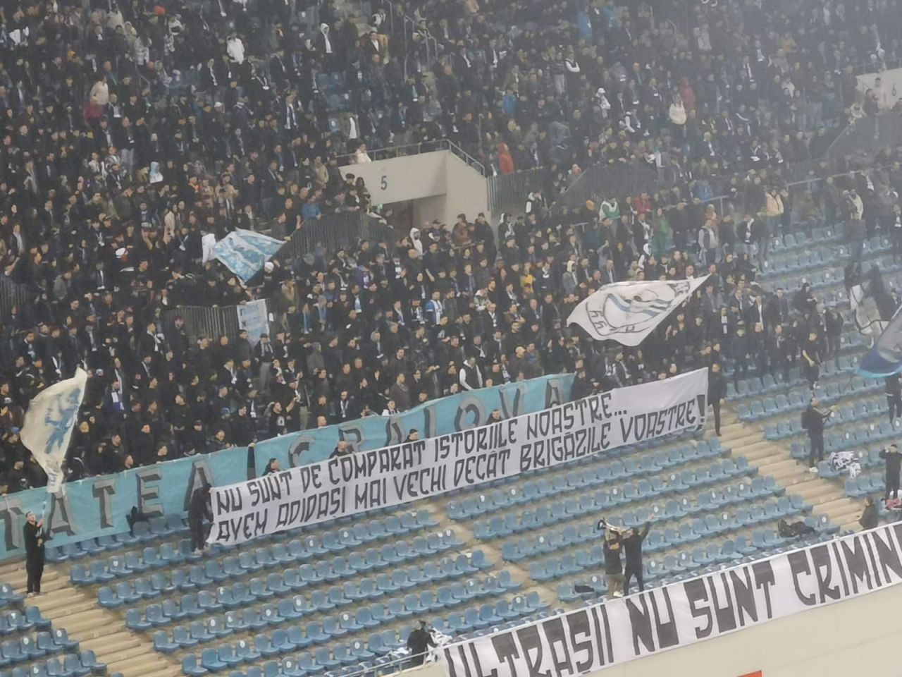 Banner după banner! Cum s-au ”înțepat” rivalii în FCU Craiova - Universitatea Craiova_14