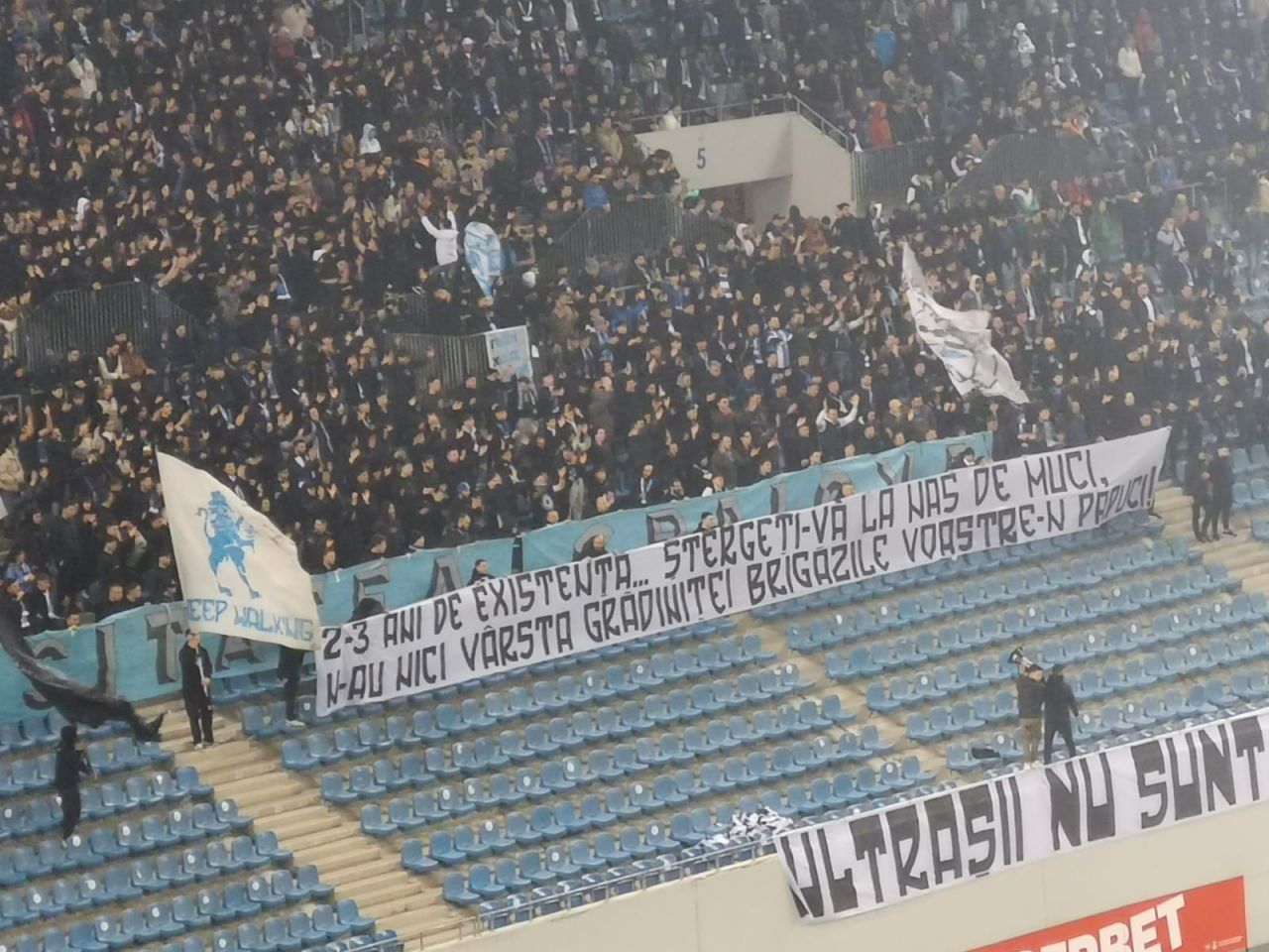 Banner după banner! Cum s-au ”înțepat” rivalii în FCU Craiova - Universitatea Craiova_15