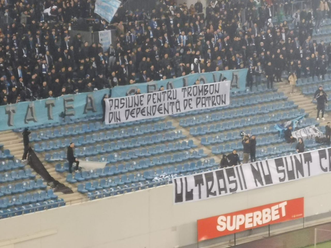 Banner după banner! Cum s-au ”înțepat” rivalii în FCU Craiova - Universitatea Craiova_19