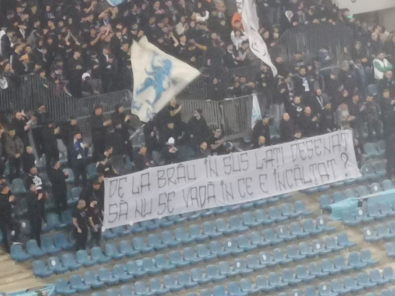 Banner după banner! Cum s-au ”înțepat” rivalii în FCU Craiova - Universitatea Craiova_20