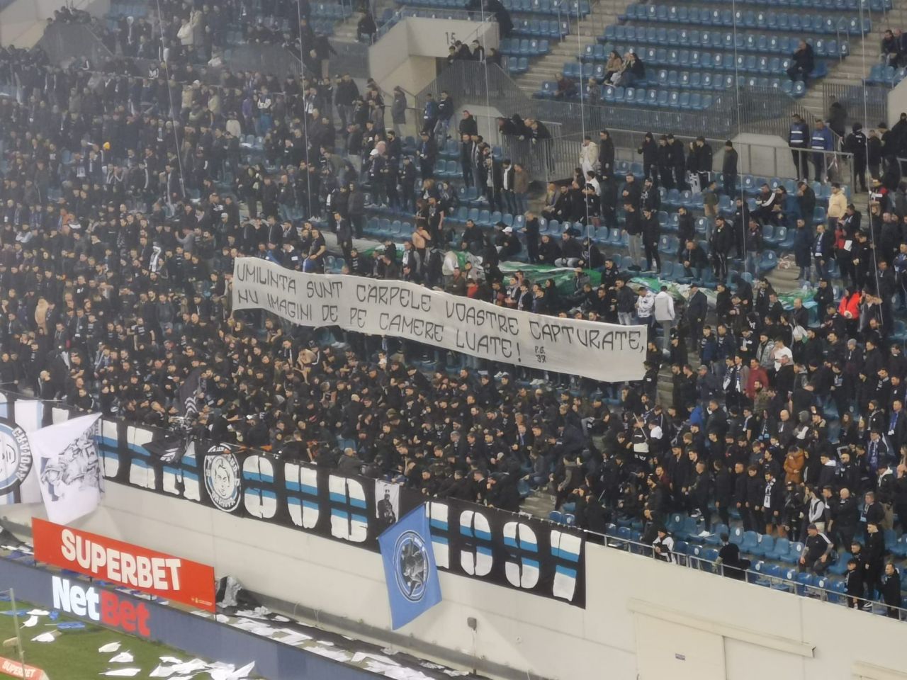 Banner după banner! Cum s-au ”înțepat” rivalii în FCU Craiova - Universitatea Craiova_3