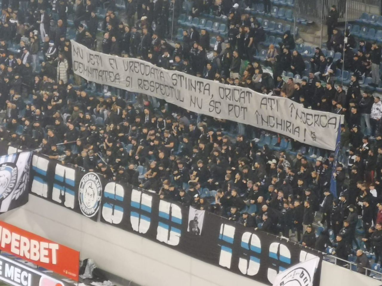 Banner după banner! Cum s-au ”înțepat” rivalii în FCU Craiova - Universitatea Craiova_4