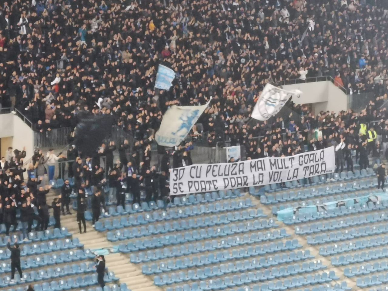Banner după banner! Cum s-au ”înțepat” rivalii în FCU Craiova - Universitatea Craiova_5