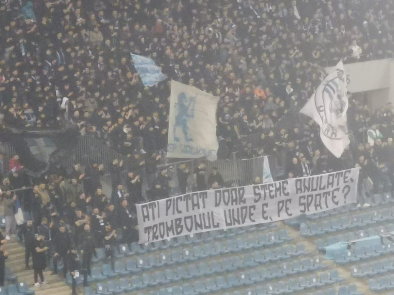 Banner după banner! Cum s-au ”înțepat” rivalii în FCU Craiova - Universitatea Craiova_6