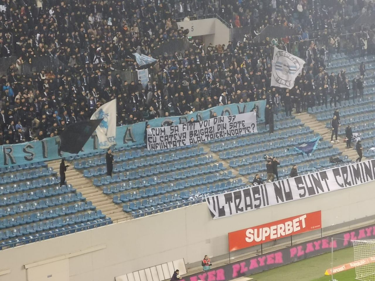 Banner după banner! Cum s-au ”înțepat” rivalii în FCU Craiova - Universitatea Craiova_7