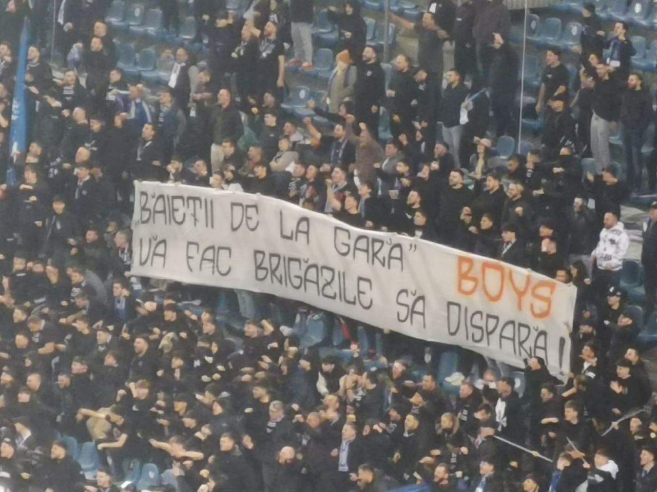 Banner după banner! Cum s-au ”înțepat” rivalii în FCU Craiova - Universitatea Craiova_8