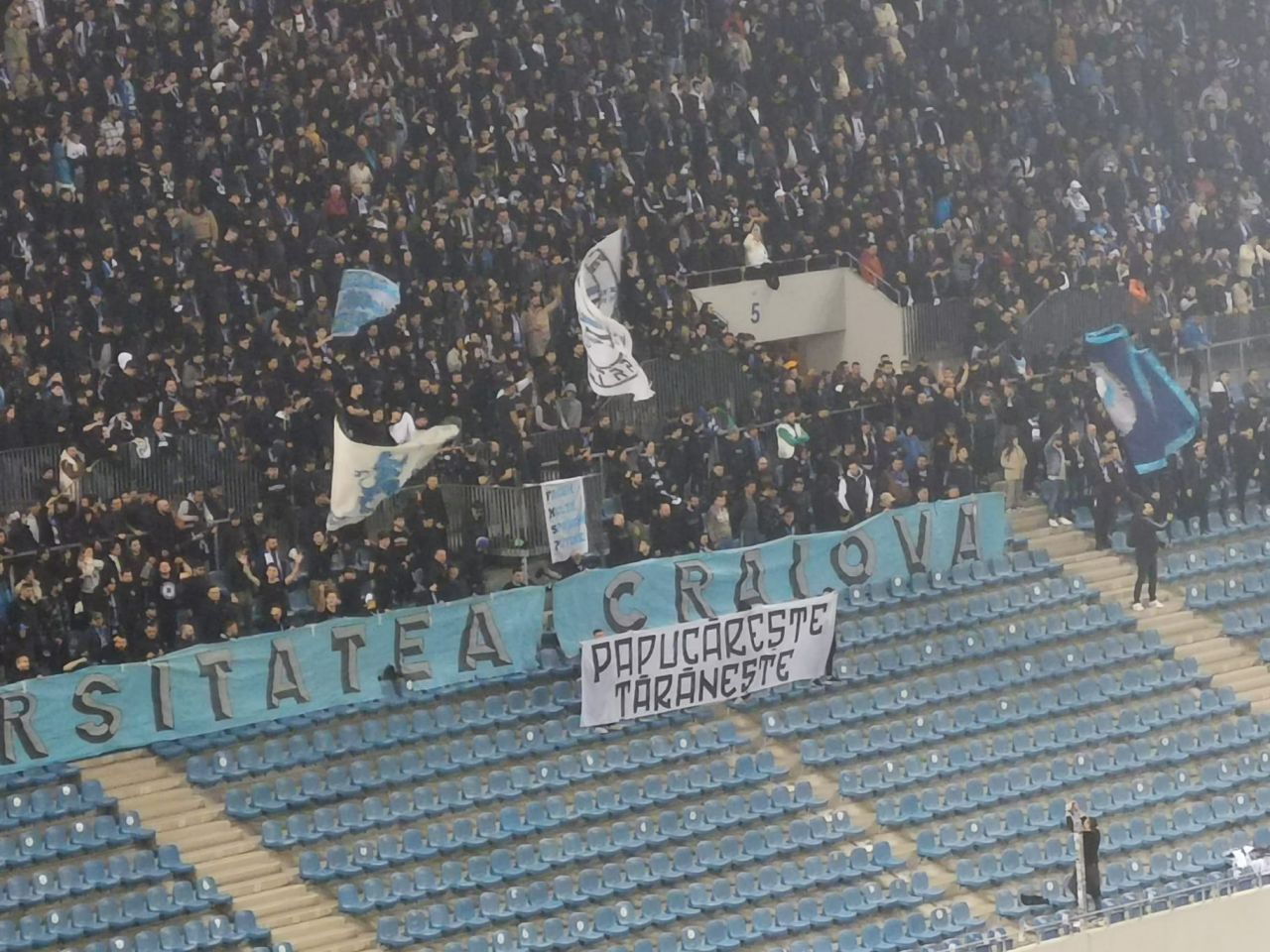 Banner după banner! Cum s-au ”înțepat” rivalii în FCU Craiova - Universitatea Craiova_9