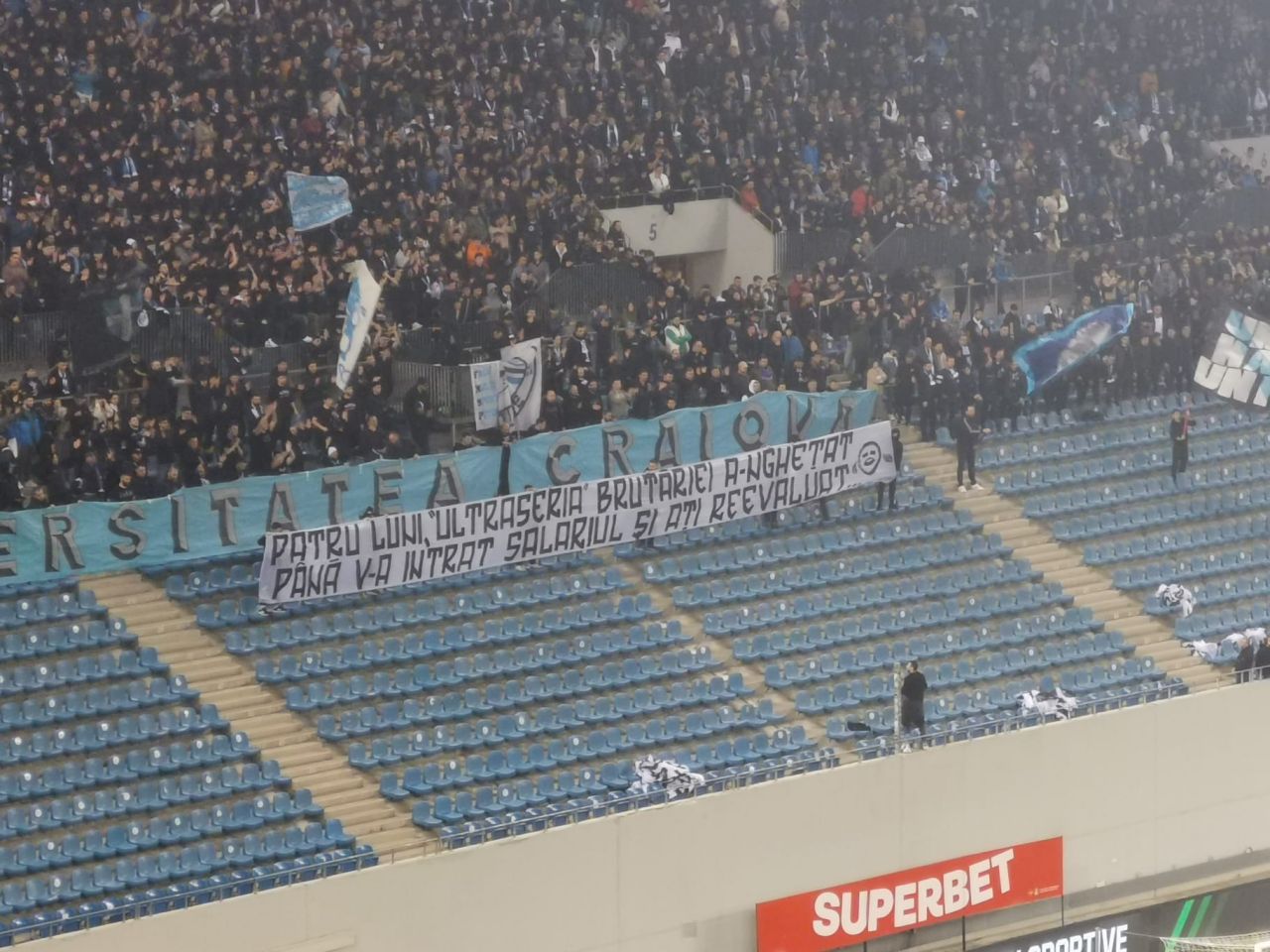 Banner după banner! Cum s-au ”înțepat” rivalii în FCU Craiova - Universitatea Craiova_10