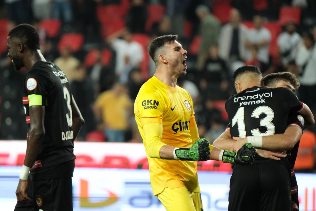 Florin Niță e 'Omul Păianjen' din Turcia. "Un exemplu frumos care reprezintă România!" Cum și-a citit adversarul la penalty în meciul cu Beșiktaș_29