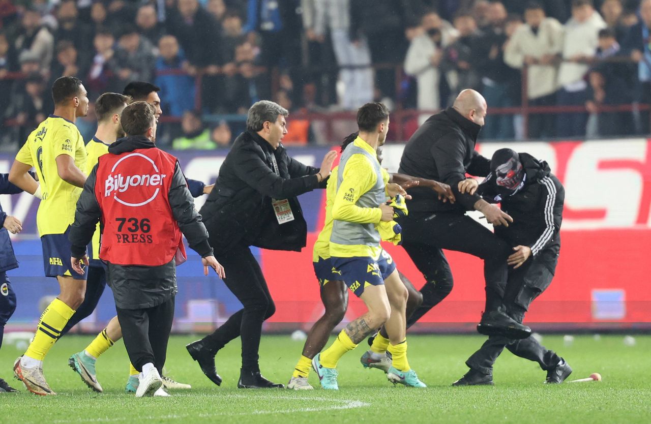 Au vrut să-i tragă în țeapă! Începe ancheta după bătaia de pe gazon de la derby-ul Trabzonspor - Fenerbahce_2