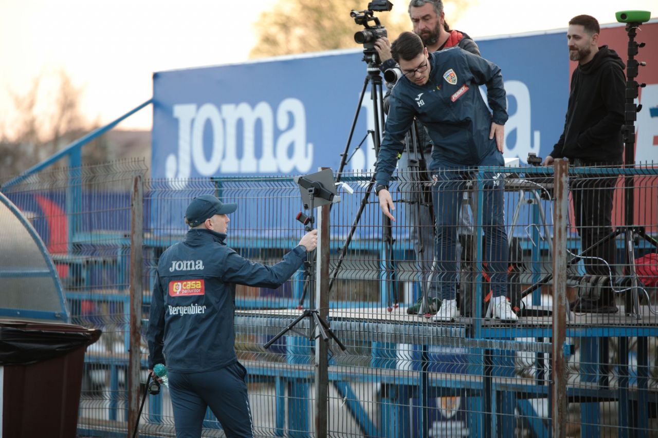 "Tricolorii" au primit mingile pentru Euro 2024. Edi Iordănescu, Jerry Gane și Gabi Bodescu, primii care le-au încercat_15