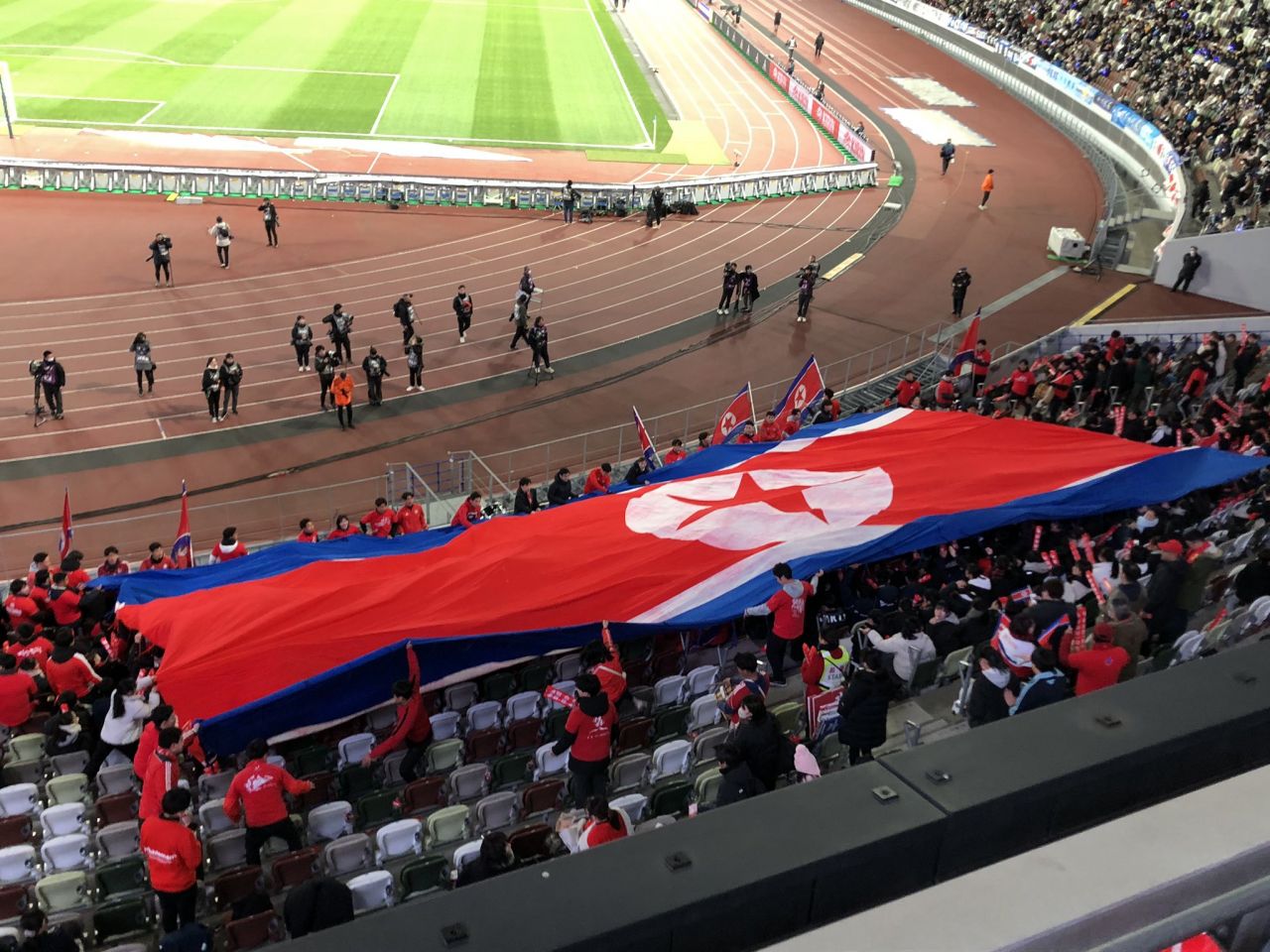 Cel mai crâncen meci din lume: Coreea de Nord și-a adus la Tokyo starul dispărut și a jucat cu 4.000 de fani în tribune_3
