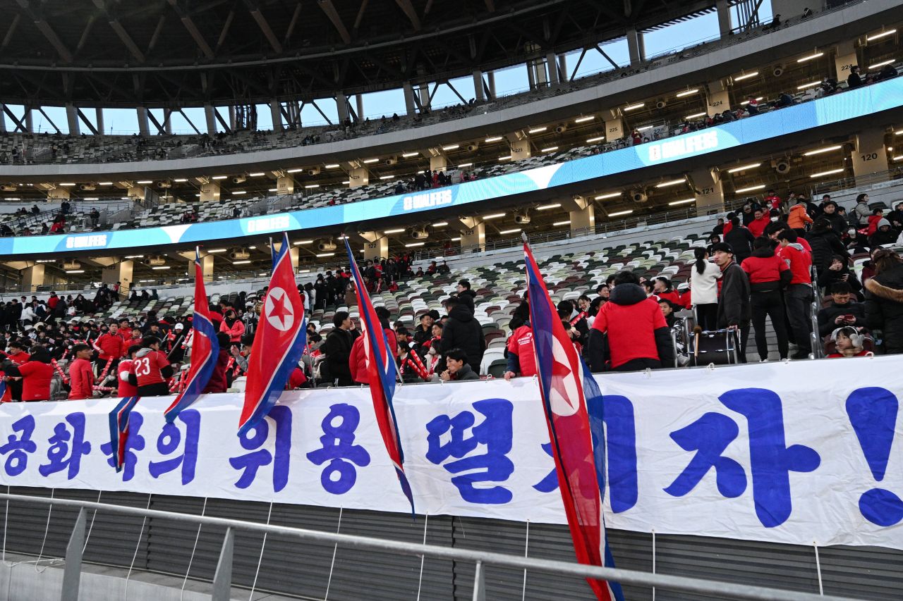 Cel mai crâncen meci din lume: Coreea de Nord și-a adus la Tokyo starul dispărut și a jucat cu 4.000 de fani în tribune_5