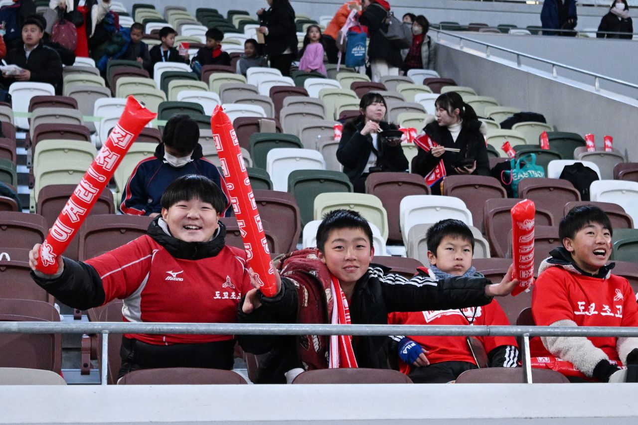 Cel mai crâncen meci din lume: Coreea de Nord și-a adus la Tokyo starul dispărut și a jucat cu 4.000 de fani în tribune_6