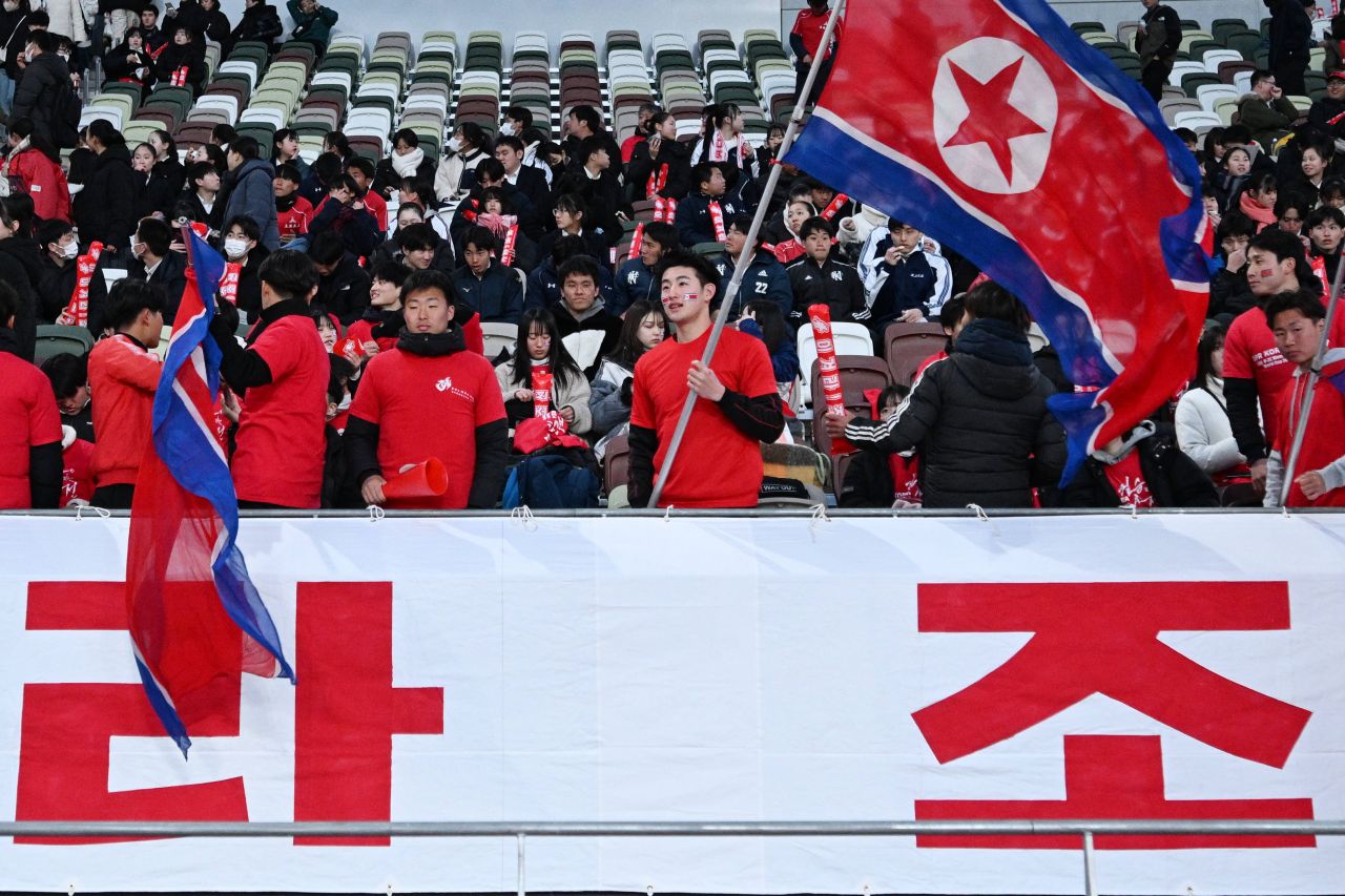 Cel mai crâncen meci din lume: Coreea de Nord și-a adus la Tokyo starul dispărut și a jucat cu 4.000 de fani în tribune_7