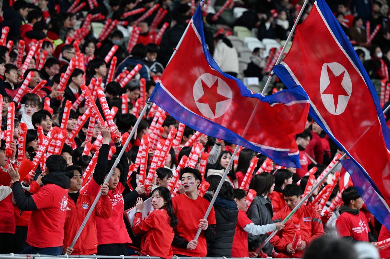 Cel mai crâncen meci din lume: Coreea de Nord și-a adus la Tokyo starul dispărut și a jucat cu 4.000 de fani în tribune_8