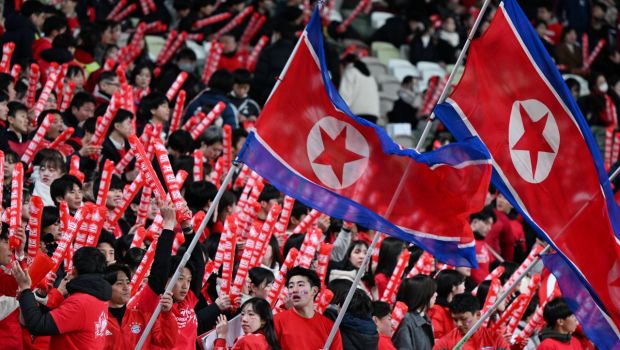 
	Cel mai crâncen meci din lume: Coreea de Nord și-a adus la Tokyo starul dispărut și a jucat cu 4.000 de fani în tribune
