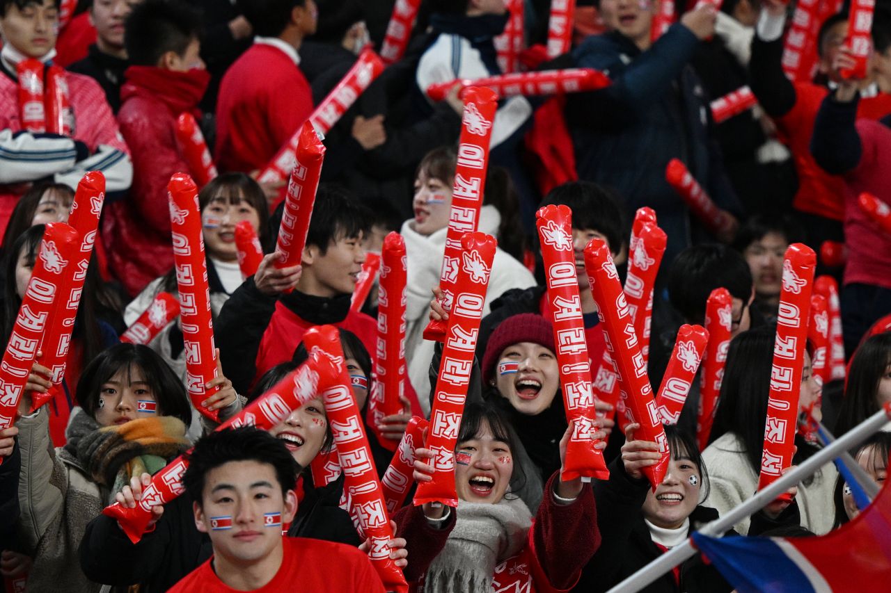 Cel mai crâncen meci din lume: Coreea de Nord și-a adus la Tokyo starul dispărut și a jucat cu 4.000 de fani în tribune_9